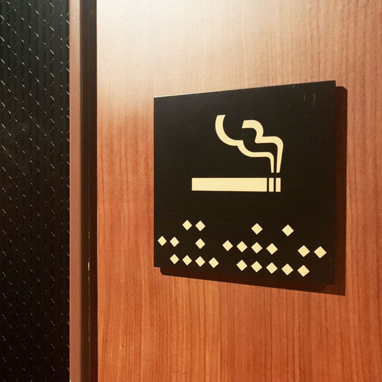 喫煙者さんは換気扇のある部屋で自由にたばこを吸って頂く事が出来ます