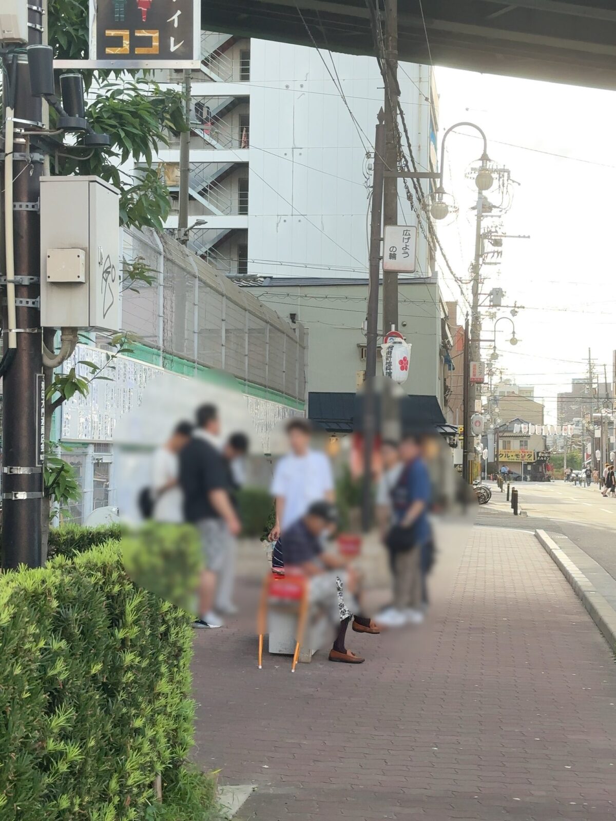 2022年7月26日金曜日17時半頃の飛田新地高架下の風景